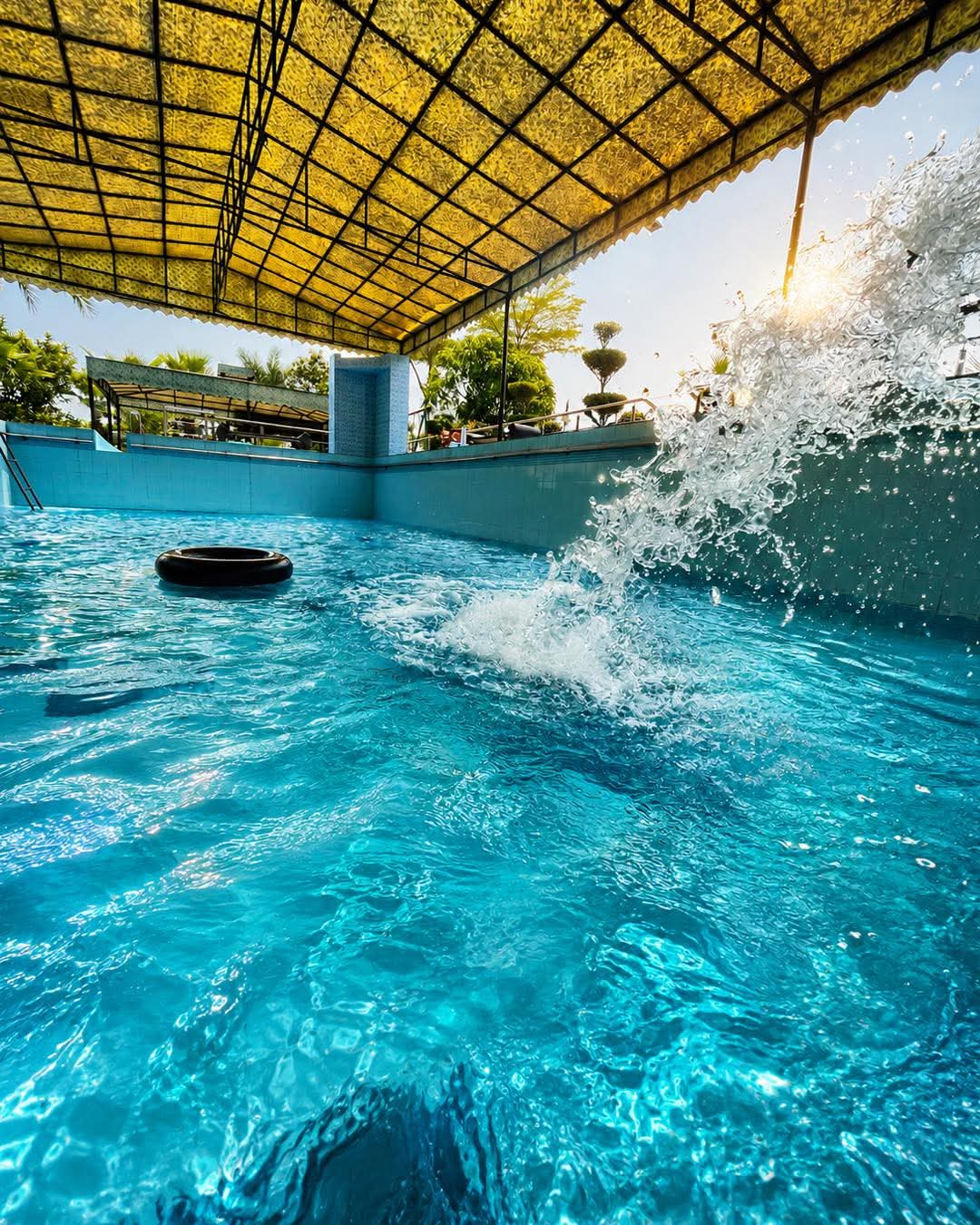 Main swimming pool splash